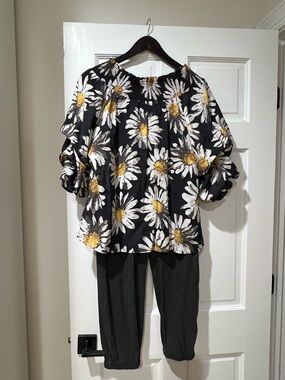 Patrizia Luca Black Floral Puff-Sleeve Blouse with Daisies and cropped pants set